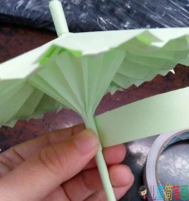 幼儿园手工雨伞，小彩纸怎么折雨伞