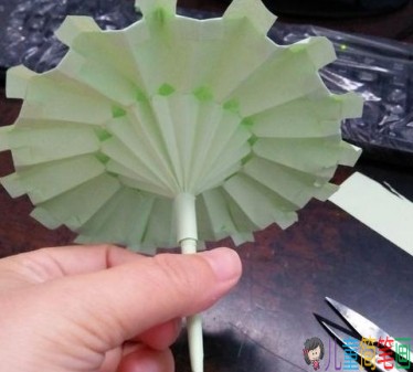 幼儿园手工雨伞，小彩纸怎么折雨伞