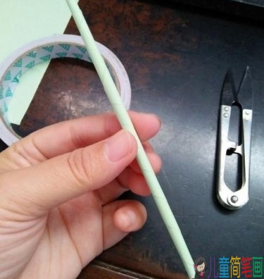 幼儿园手工雨伞，小彩纸怎么折雨伞