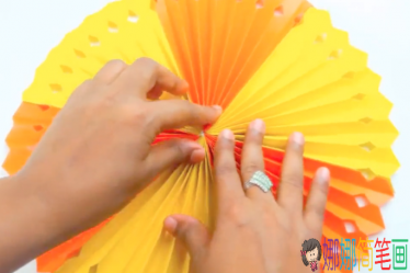 花朵剪纸挂饰制作方法五一劳动节手工小制作