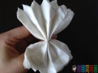 尝试怎么用一张餐巾纸来折出一朵好看的小白花，儿童手工折纸教程。