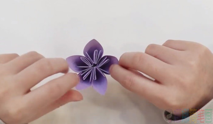 漂亮的紫色花朵折纸教程
