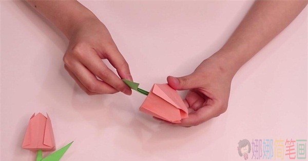 郁金香花朵手工折纸方法步骤教学