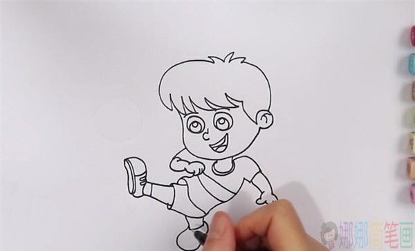 足球运动员简笔画,踢足球儿童画图片