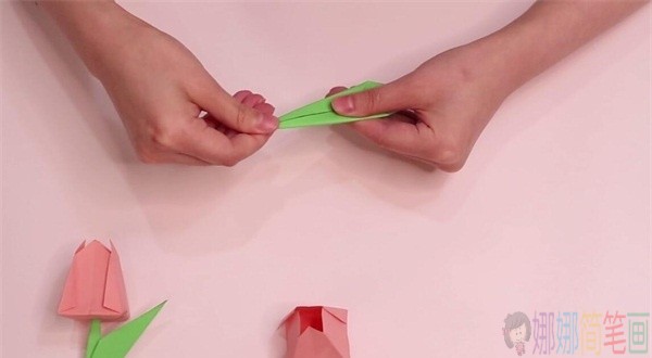 郁金香花朵手工折纸方法步骤教学