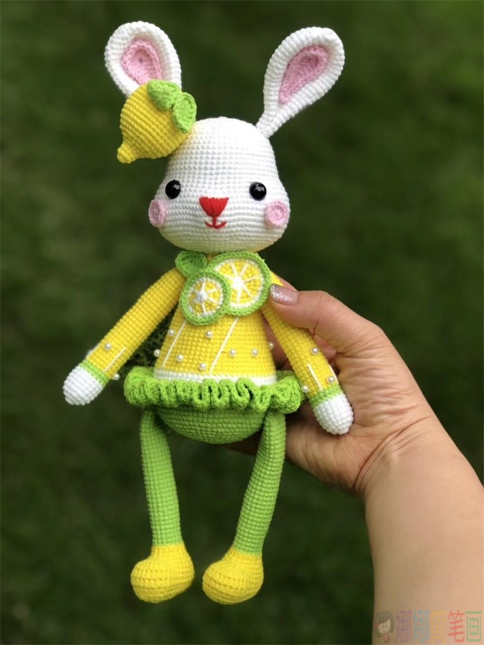 萌萌的兔宝宝手工编织玩偶